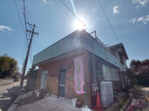 屋上の物干しにクリーニング店の面影が・・！